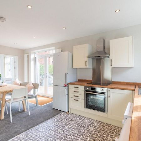 Beautiful 6 Bedroom Holiday Home, Manchester Wythenshawe Exterior foto