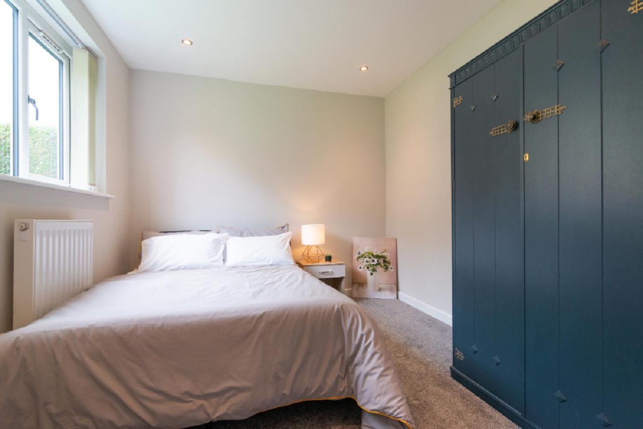 Beautiful 6 Bedroom Holiday Home, Manchester Wythenshawe Exterior foto