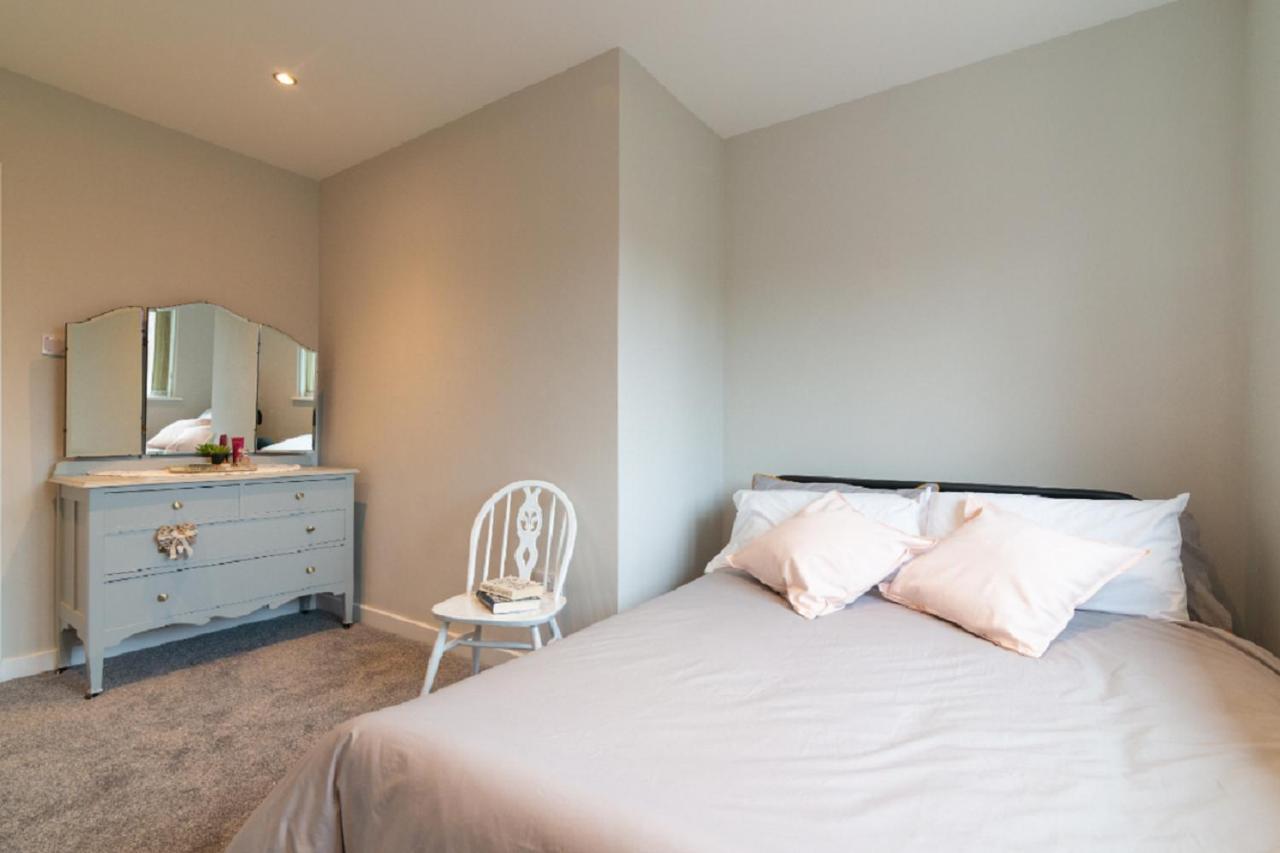 Beautiful 6 Bedroom Holiday Home, Manchester Wythenshawe Exterior foto