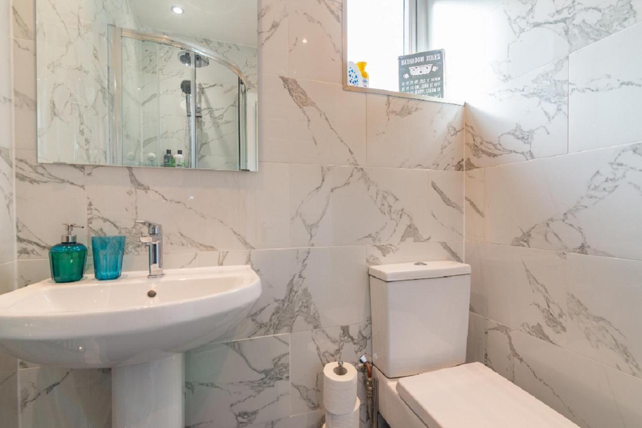Beautiful 6 Bedroom Holiday Home, Manchester Wythenshawe Exterior foto